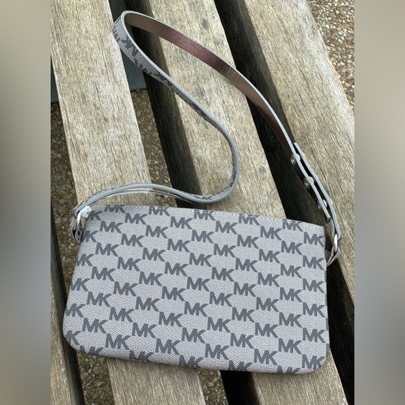 Michael Kors Handbags - 🆕 Michael Kors Gray MK Signature Belt Bag 💚 👛